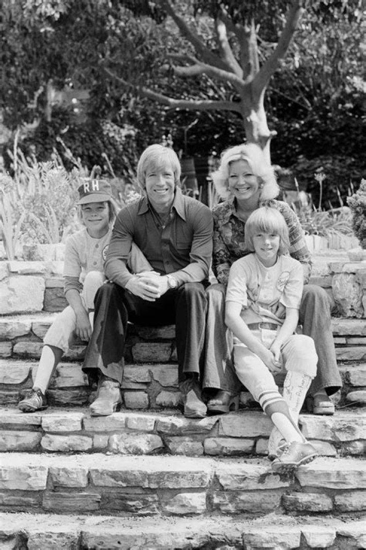 Dianne Holechek – Bio, Children and Grand Children of Chuck Norris’ Ex-Wife