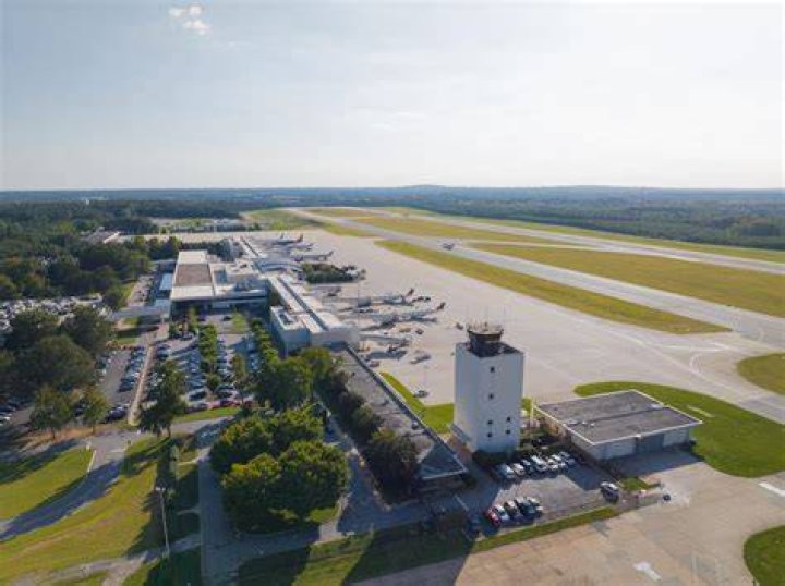 What airlines fly out of GSP Airport?