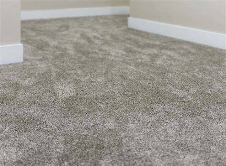 What Colour carpet goes with magnolia walls?