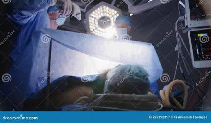 Who assists doctors in surgery?